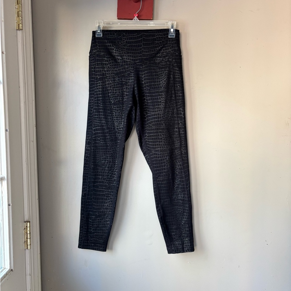 Victoria’s Secret Pink Black Crocodile Print Leggings M